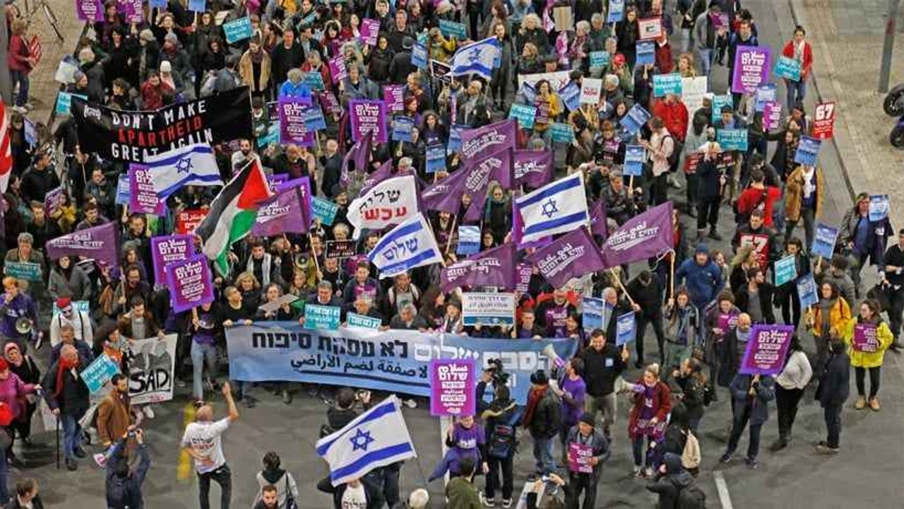 İsrail’de halk Trump’ın sözde barış planını protesto için sokaklara döküldü