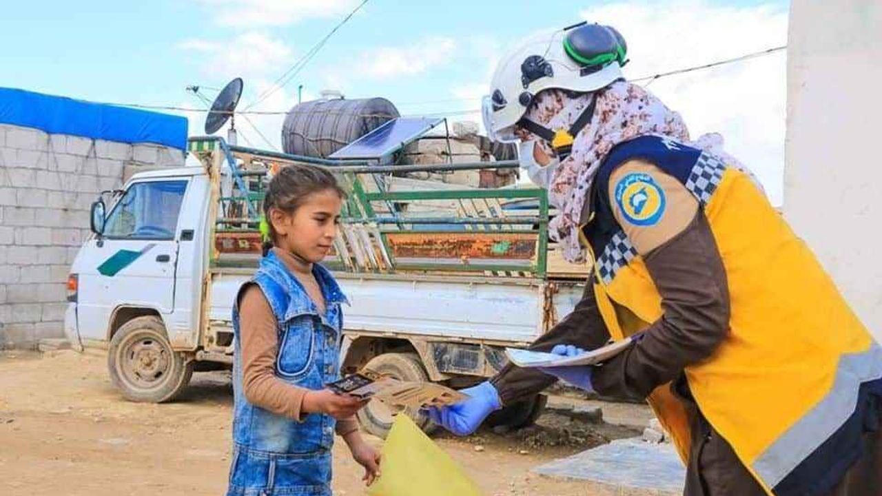 Beyaz Baretliler İdlib halkını koronavirüse karşı bilinçlendiriyor