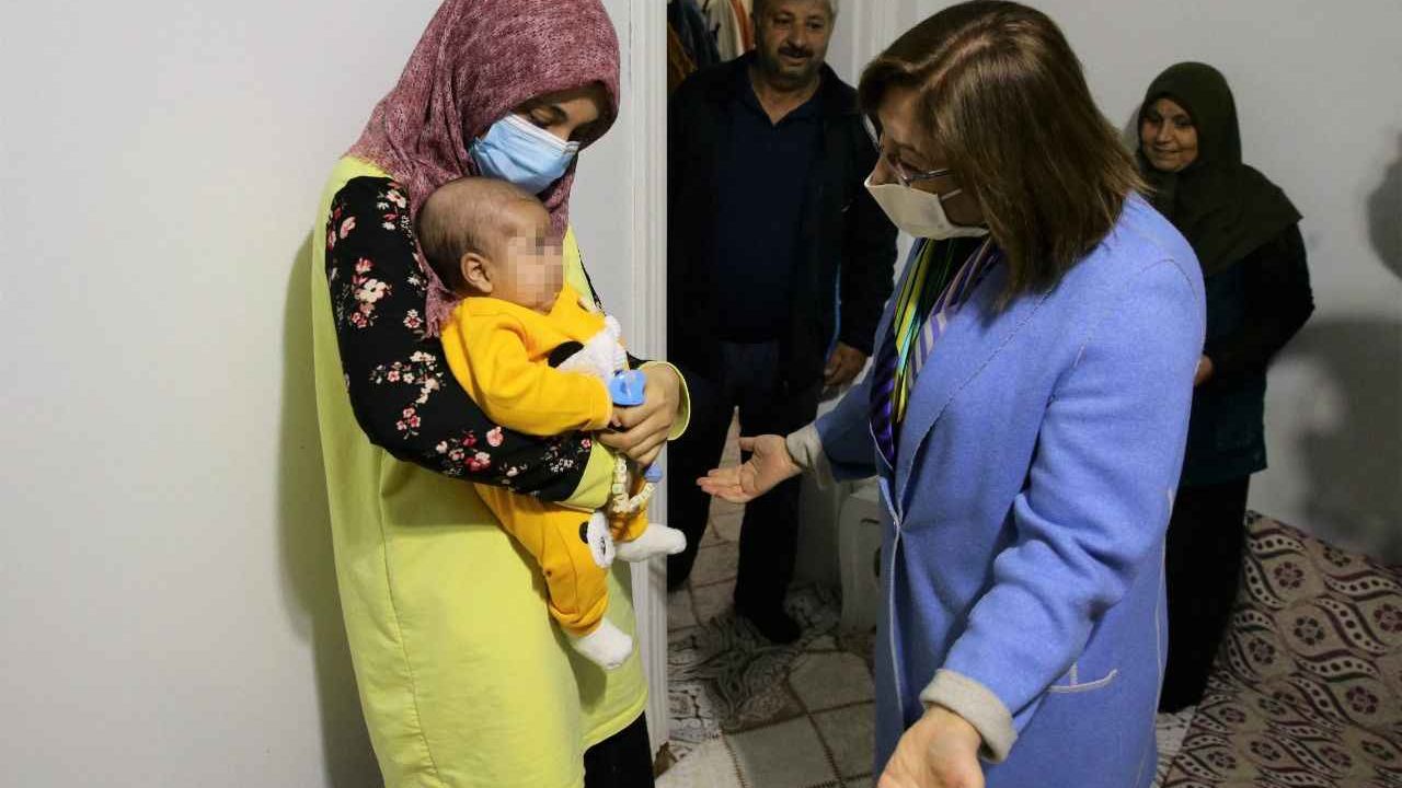 Fatma Şahin, babası tarafından darbedilen bebeği ziyaret etti