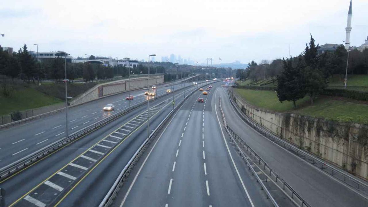 Keşke İstanbul her gün böyle olsa! Yollar boş kaldı...