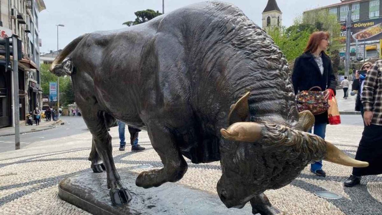 Kadıköy'de restorasyonu tamamlanan boğa heykeli açıldı