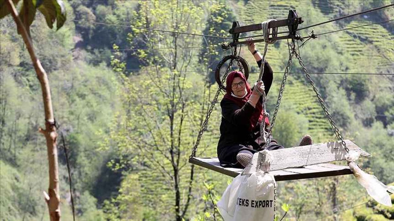 Ev ve arazilerine ulaşımı ilkel teleferikle sağlıyorlar