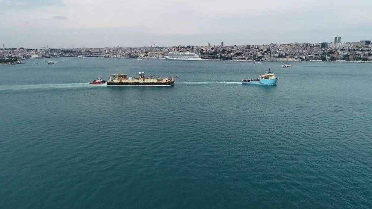 "Castoro 10" İstanbul Boğazı'ndan geçti