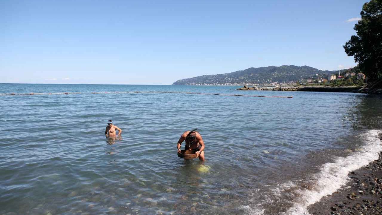 Denizde kaybolan kolyesini bulmak için iş makinesi kiraladı