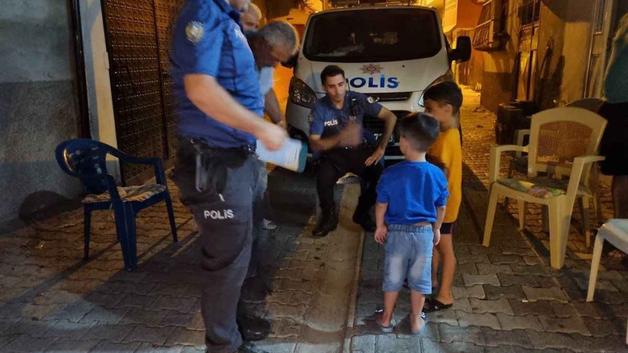 Evde yalnız bırakılan çocukları, gece vakti polis buldu