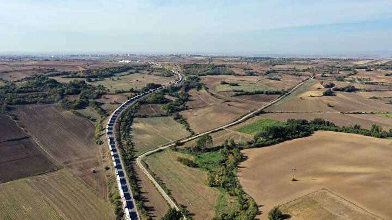 AFAD'dan sınır kapısında bekleyen tırlara kumanya yardımı