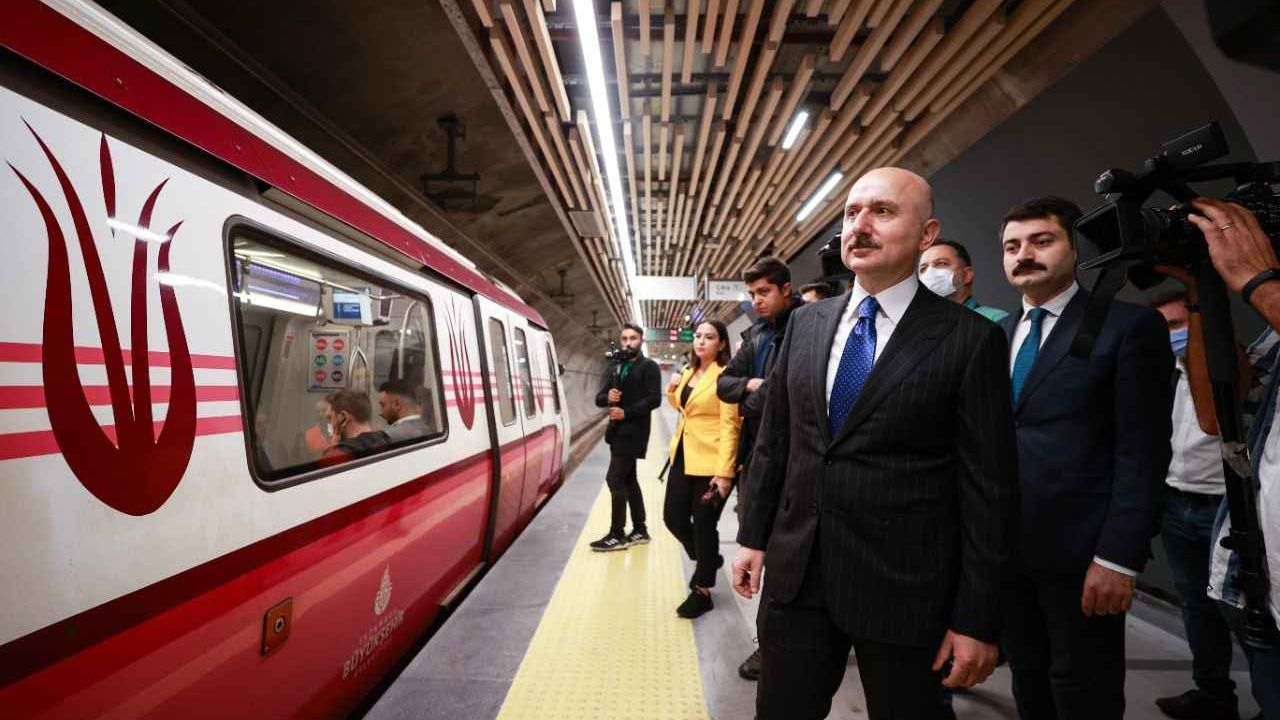Bakan Karaismailoğlu, Ankara'ya giderken Sabiha Gökçen Havalimanı'na metroyla geldi