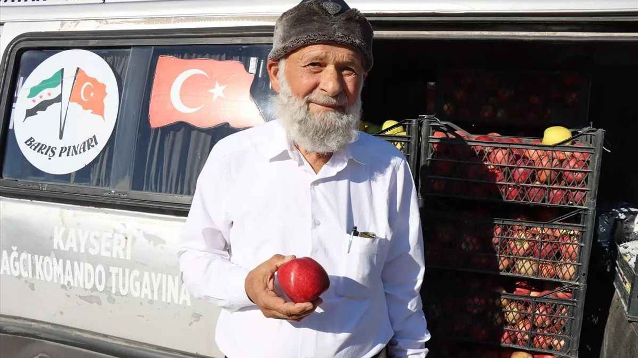 Vatan sevdalısı dede, Kilis’teki askerlere 70 kasa elma getirdi