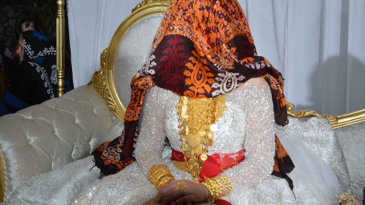 Gelinin yüzünü kapatıp altınları gösterdiler! 3,5 kilo altın