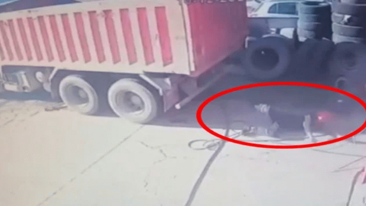 Lastik bomba gibi patladı: Ustanın ayakları yerden kesilerek uçtu