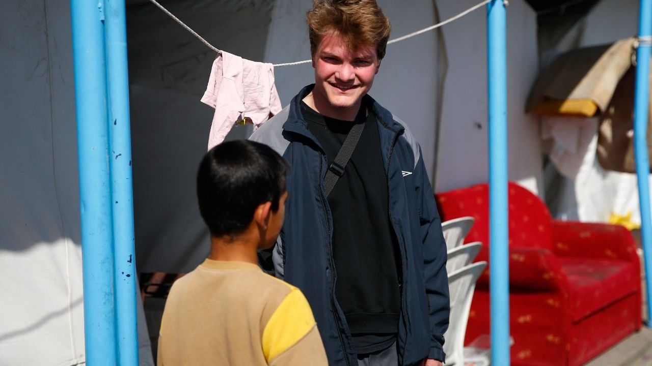 Alman genç depremzedelerin yardımına koştu