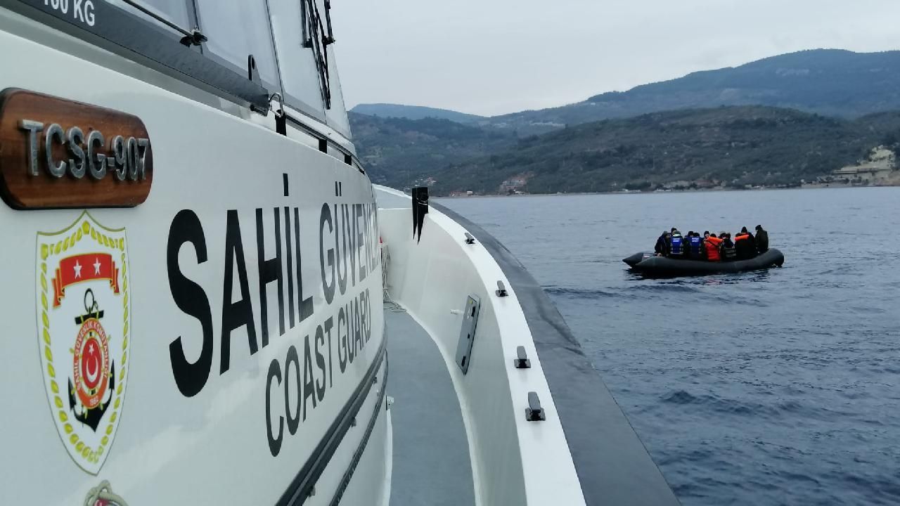 İzmir açıklarında geri itilen 13 düzensiz göçmen kurtarıldı