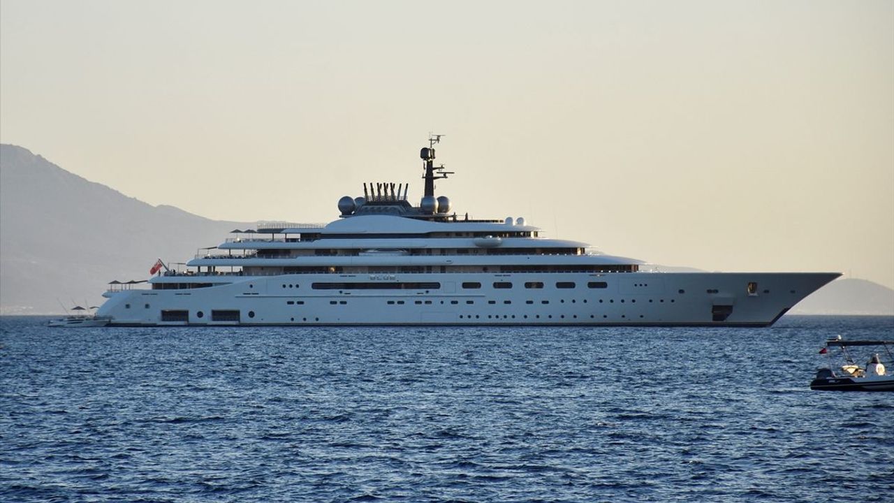 Lüks mega yat 'Blue' Bodrum'da demirledi