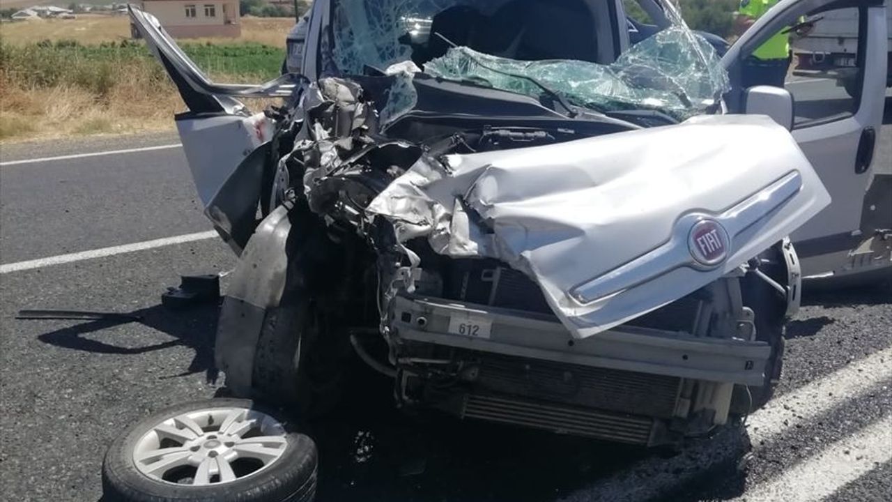 Elazığ'da traktör ile hafif ticari araç çarpıştı 5 kişi yaralandı