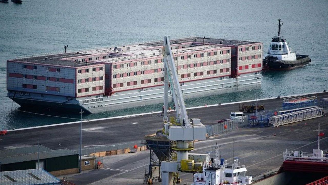 İngiltere'nin göçmen kararı! Yüzen hapishaneye yerleştiriliyorlar