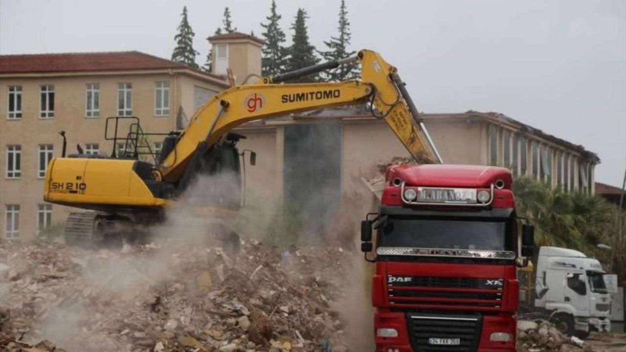 Hatay'da kontrollü yıkım sürüyor