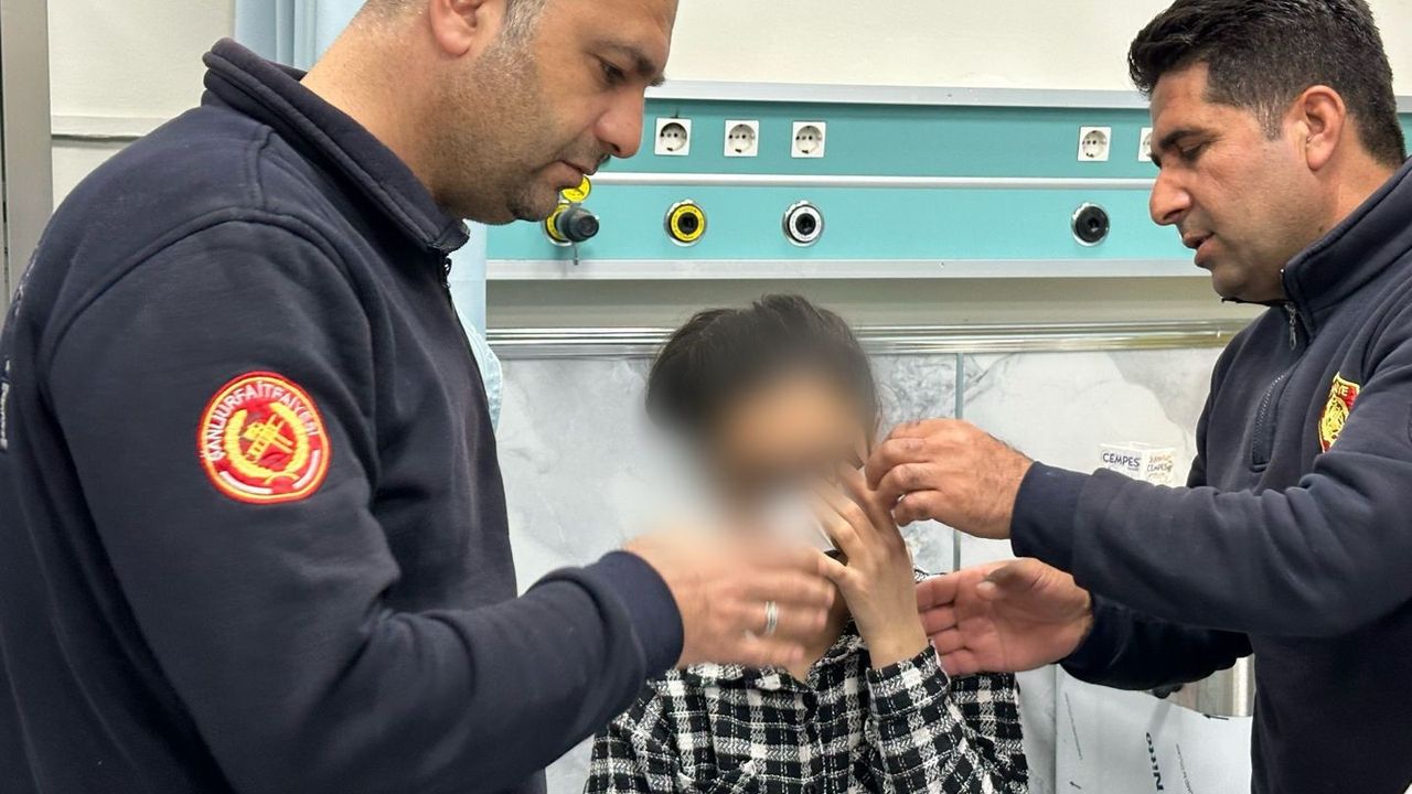 15 yaşındaki çocuk, elbise giyerken gözünü fermuara sıkıştırdı