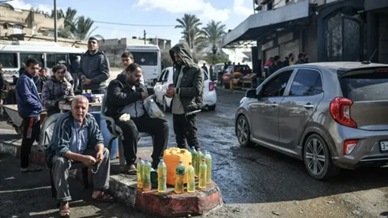 İsrail ablukası altındaki Gazzeliler, yakıt krizini plastik ve kağıtla aşmaya çalışıyor