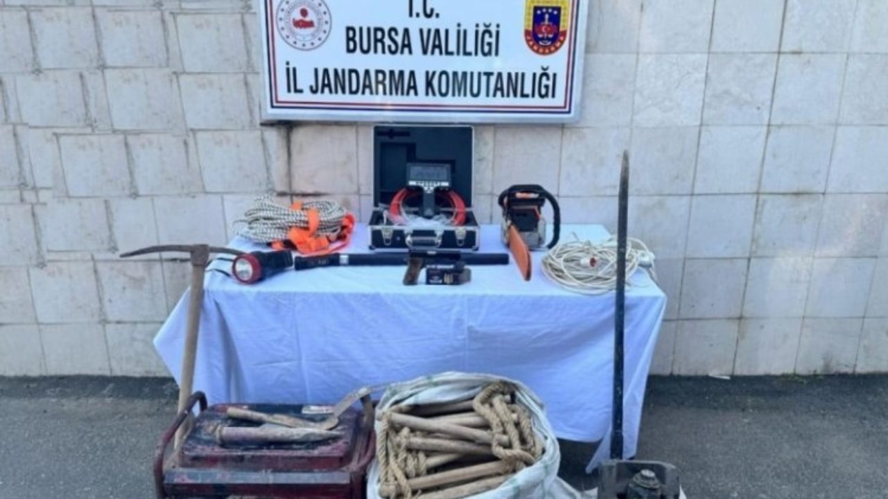 Bursa'da kaçak kazı operasyonu! Çok sayıda malzemeye el konuldu...