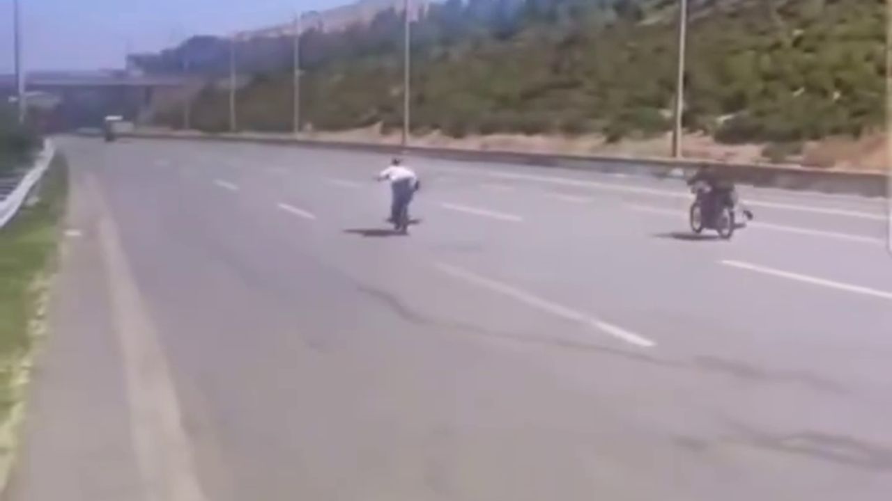 Hatay'da trafikte ölüme yolculuk! Motorun üzerine uzandılar