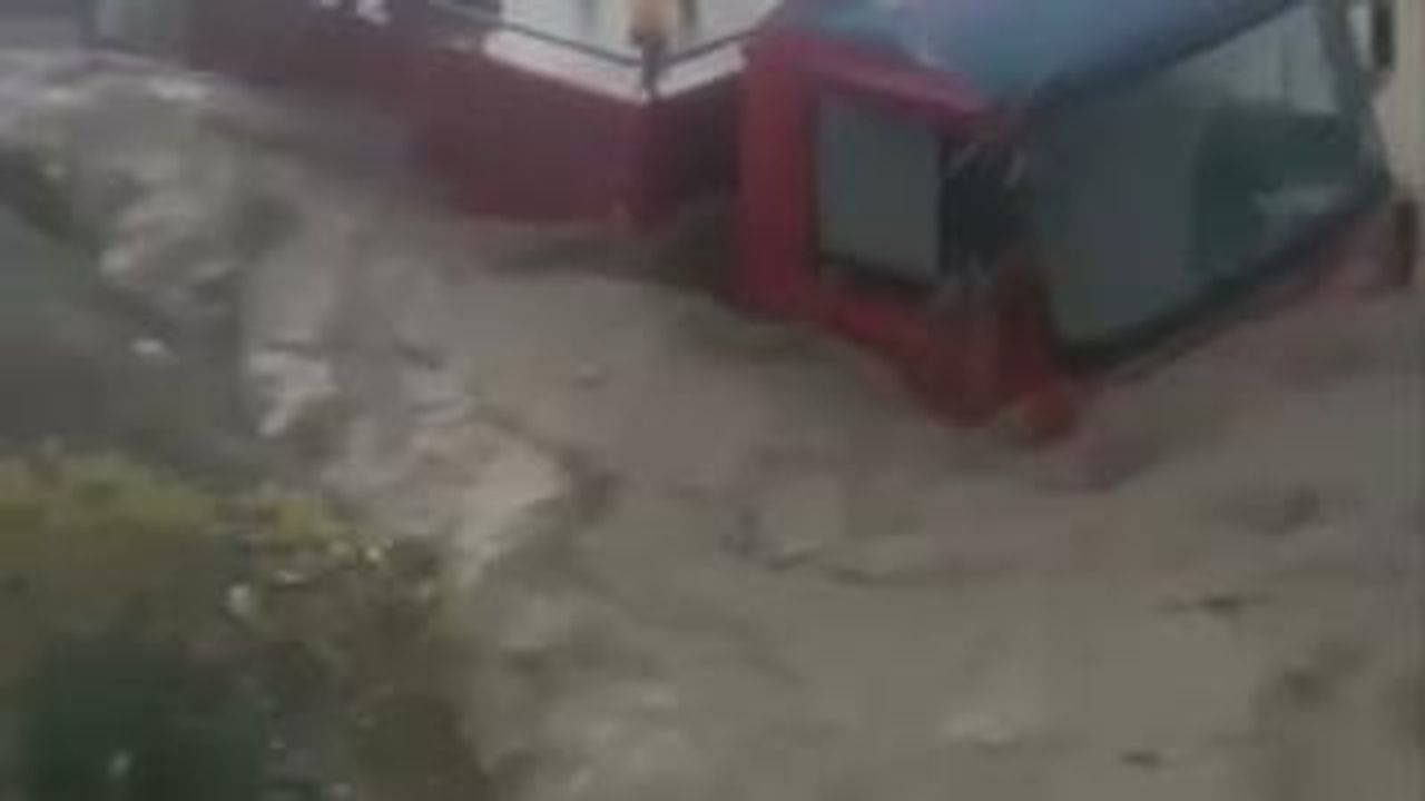 Ankara'da itfaiye aracı sele işte böyle kapıldı