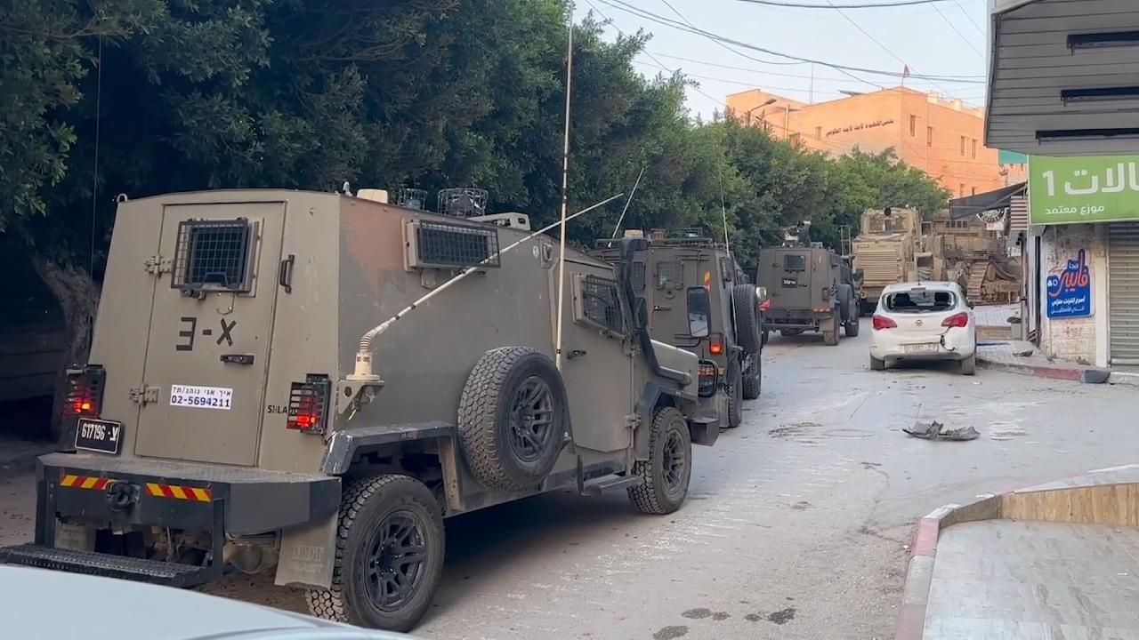 İşgalci İsrail ordusu Batı Şeria'da bir askerinin yaralandığı beldenin tüm girişlerini kapattı