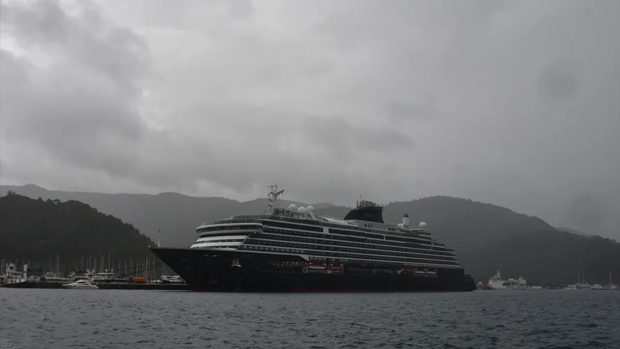 Muğla Marmaris'e kruvaziyerle 590 turist geldi
