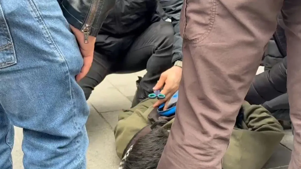 Gözaltına alınan göstericinin çantasından makas çıktı