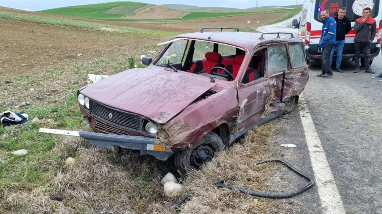 Devrilen otomobildeki 6 kişi yaralandı