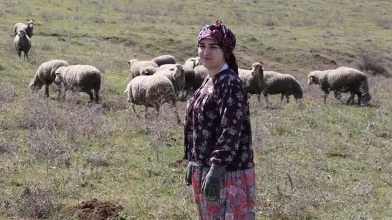 Okuldan sonra şalvarını giyip köy hayatına dönüyor!