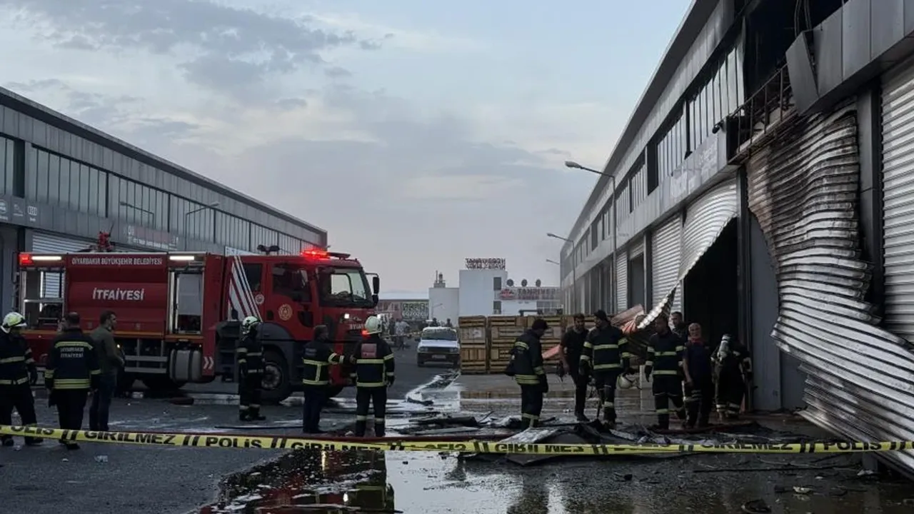 Diyarbakır’da korkutan yangın: 4 dükkan küle döndü