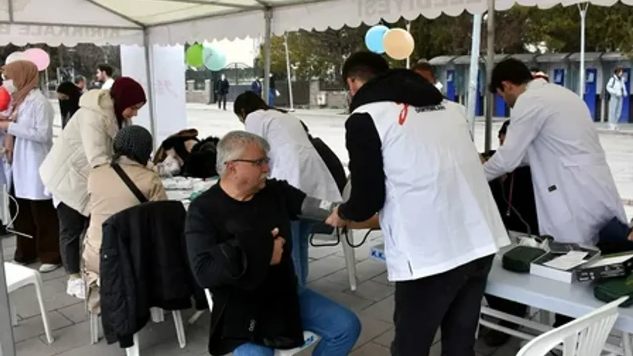 Elazığ'da "Genç Yeryüzü Doktorları" vatandaşları sağlık taramasından geçirdi