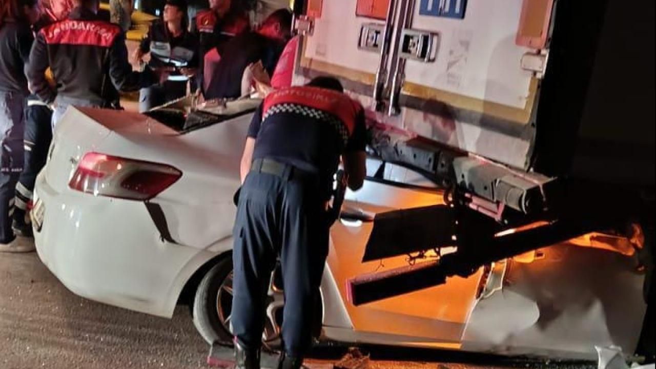 Mersin'de otomobil park halindeki tıra çarptı: 2 ölü