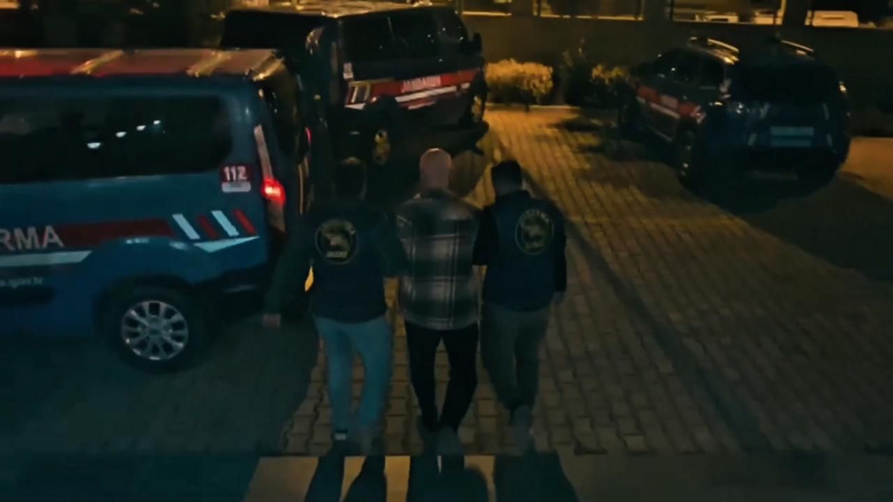 Interpol Kırmızı ve Yeşil bültenle aranan 2 şahıs yakalandı