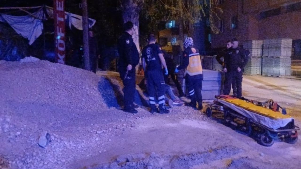 Tartışma sırasında iki kişi birbirini bıçakladı