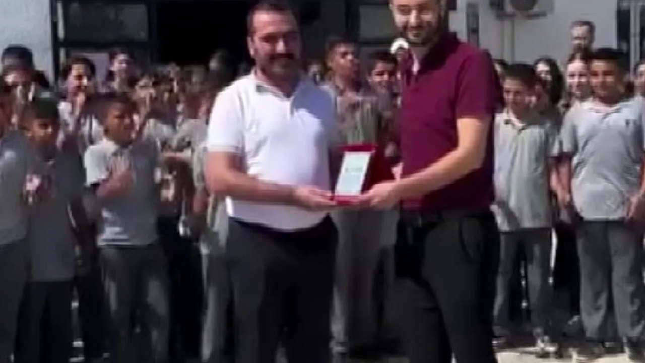 Hatay'da tayini çıkan öğretmen alkışlarla uğrulandı