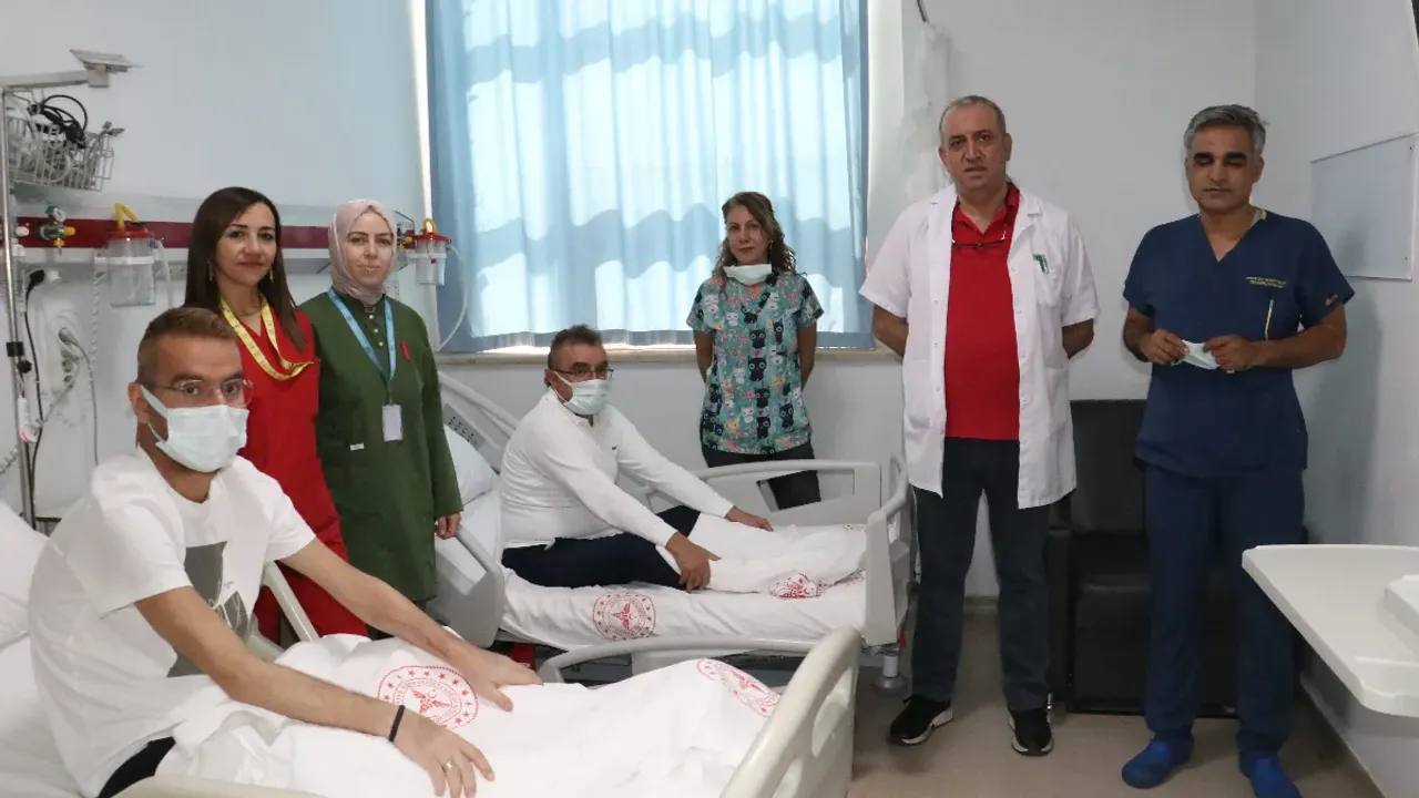 Ağabeyi böbreğini verdi, hayata tutundu