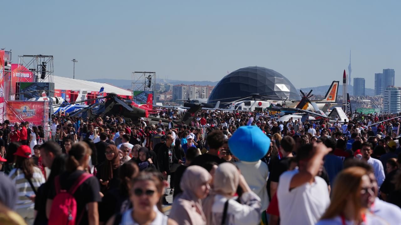 TEKNOFEST'e her yaş grubundan ziyaretçi akını sürüyor