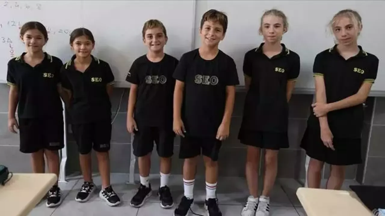 Aynı sınıfta 3 ikiz öğrenci eğitim görüyor!