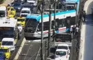 Beyoğlu'nda tramvay raydan çıktı