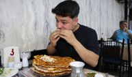 Doymak nedir bilmiyor! Bir oturuşta 15 lahmacun yiyor