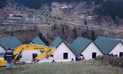 Uzungöl’de kaçak yapıların yıkımına başlandı