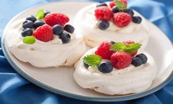 Pavlova nasıl yapılır? Damakta iz bırakan Pavlova tatlısı tarifi ve malzemeleri!