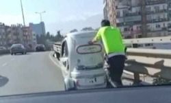 Fedakar trafik polisi yolda kalan engelli vatandaşın elektrikli aracını metrelerce itti