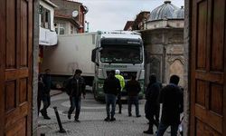 Navigasyonu takip eden TIR, sıkıştığı dar sokaktan vinç yardımıyla çıkarıldı