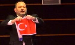 AP, Türk bayrağını yırtan ırkçı Yunan vekilin dokunulmazlığını kaldırdı