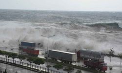 Karadeniz'de fırtına etkili oluyor! Sinop'ta hortum, Ardahan'da sel