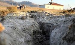 Konya Ovası'nda korkutan görüntü! Yarıklar evlere kadar ulaştı