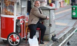 Geçim kaynağı simitlerini yıllardır güvercinlerle paylaşıyor