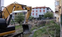 Karadeniz fıkrası gibi! Adresi karıştıran kepçe operatörü yanlış binayı yıktı